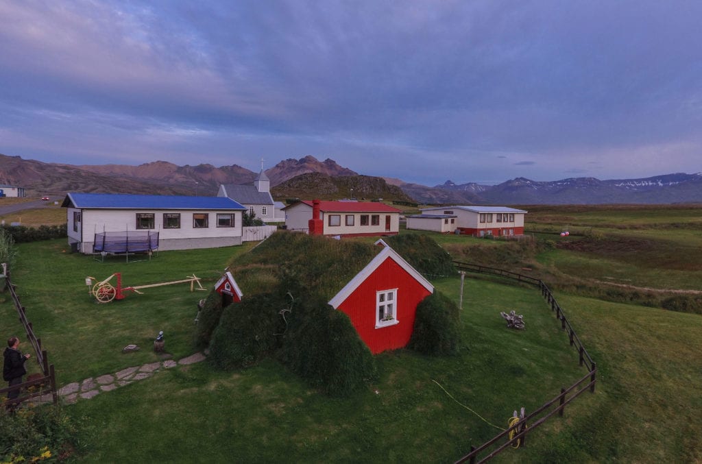 Picture of a red cottage when traveling the icelandic ring road