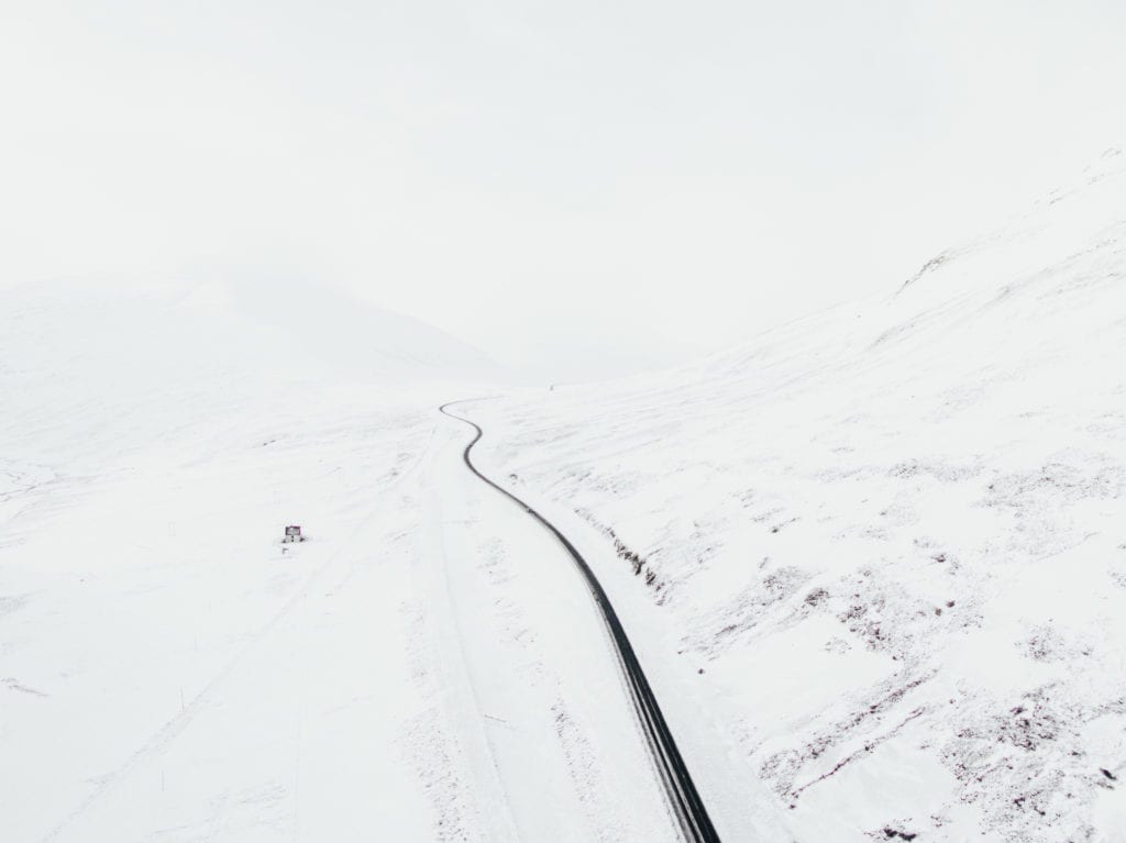 Picutre of a snowy road to be carefull on when driving in iceland during winter